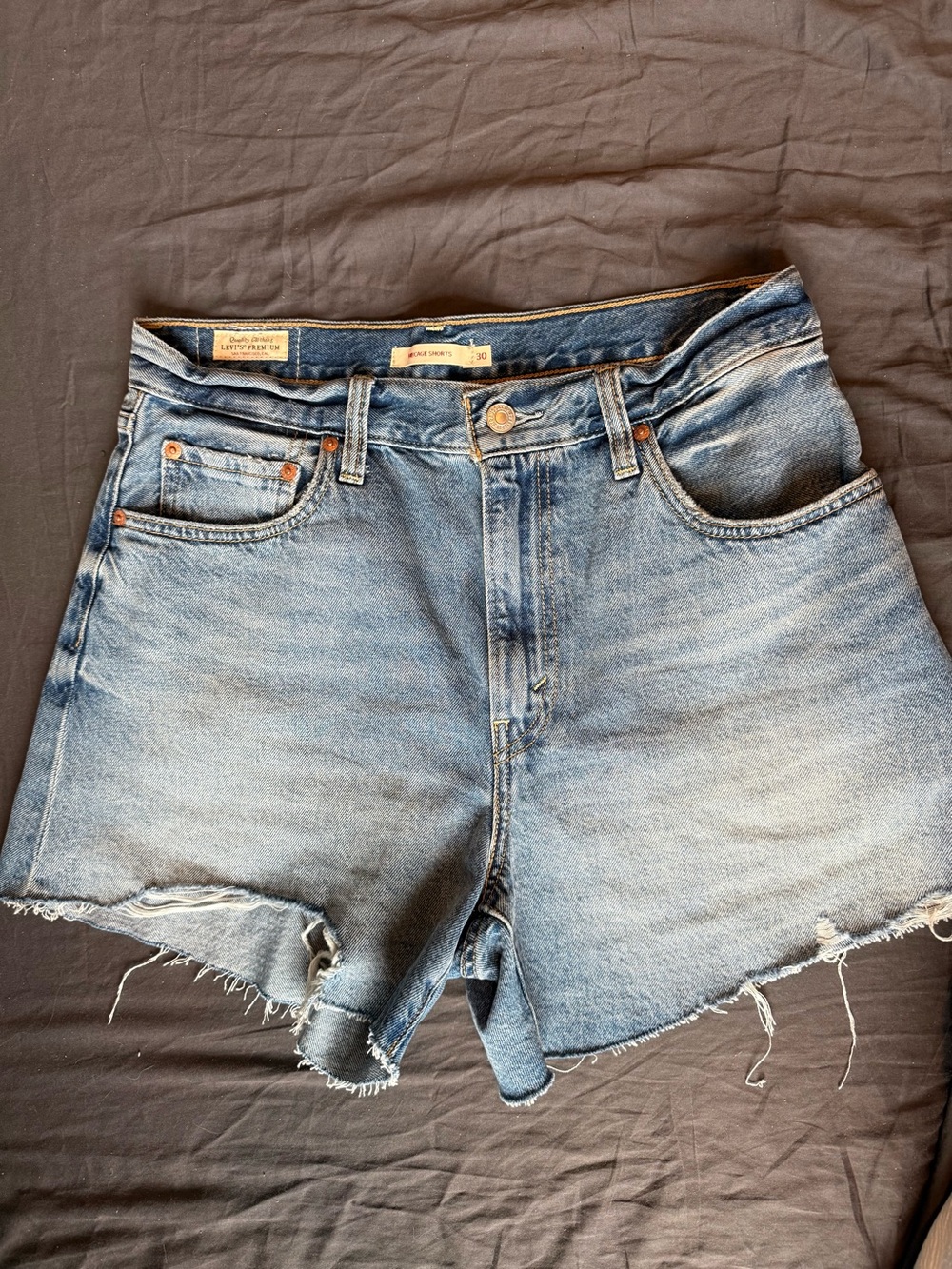 Levi’s Ribcage Shorts - Picture 3 of 4
